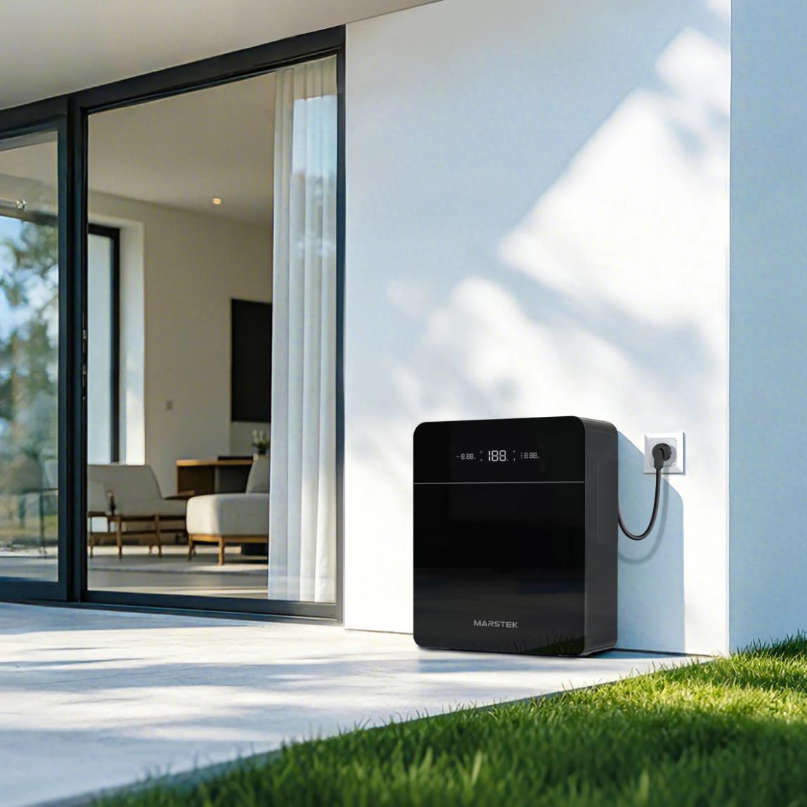 MARSTEK VENUS E 4.0 Batería Solar Inteligente de 5 kWh 7 » Suministro de sistemas solares y soluciones energéticas para empresas | Exportación internacional Suministro de sistemas solares y soluciones energéticas para empresas | Exportación internacional https://www.greengoldgdp.com/producto/marstek-venus-e-4-0/ Green Gold GDP MARSTEK VENUS E 4.0 instalado en el exterior de una vivienda junto a un sistema de energía solar fotovoltaica.